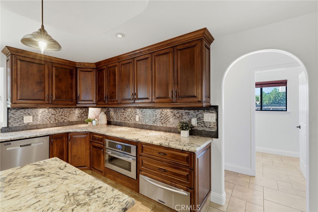 1203 N Tommy Ct, Visalia, CA 93291