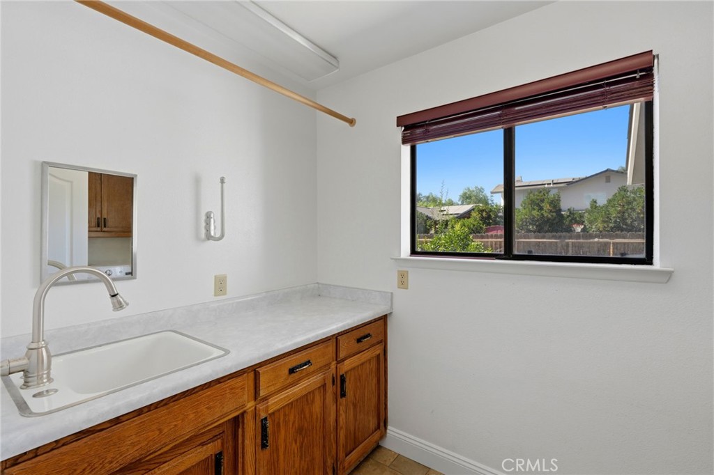1203 N Tommy Ct, Visalia, CA 93291