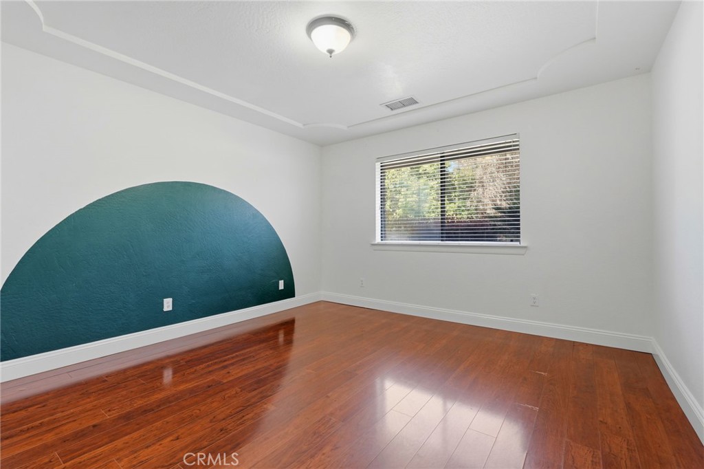 1203 N Tommy Ct, Visalia, CA 93291