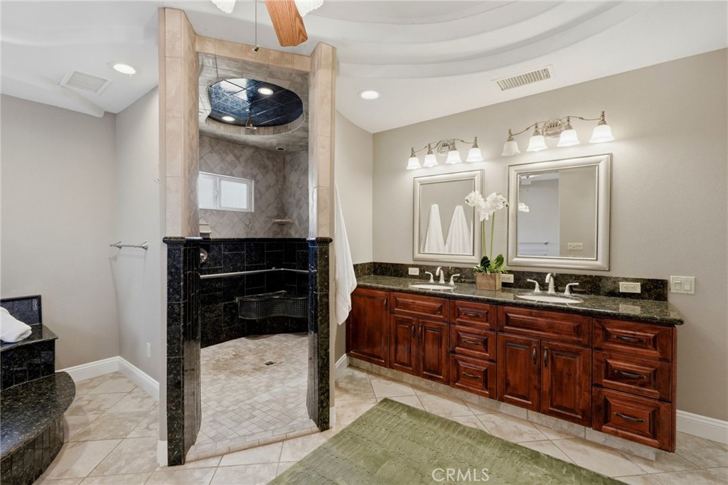 1203 N Tommy Ct, Visalia, CA 93291