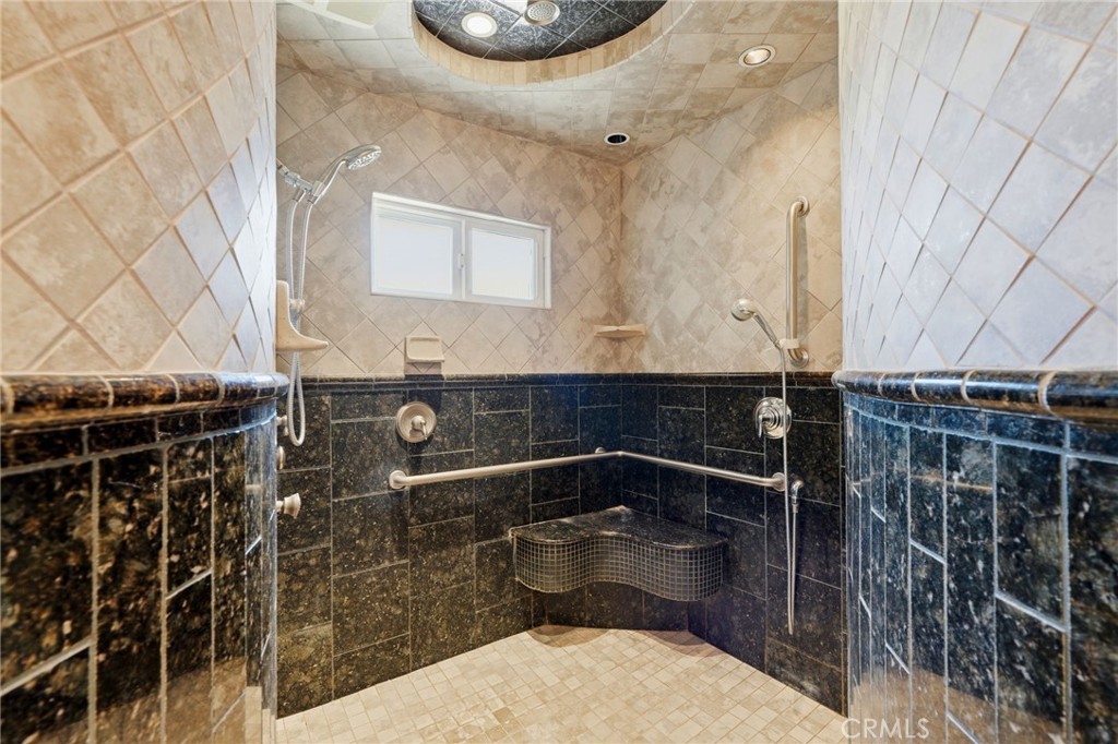 1203 N Tommy Ct, Visalia, CA 93291