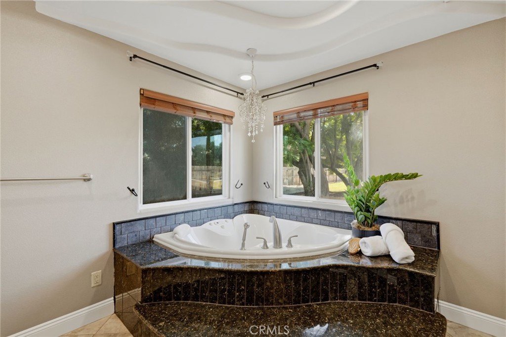 1203 N Tommy Ct, Visalia, CA 93291