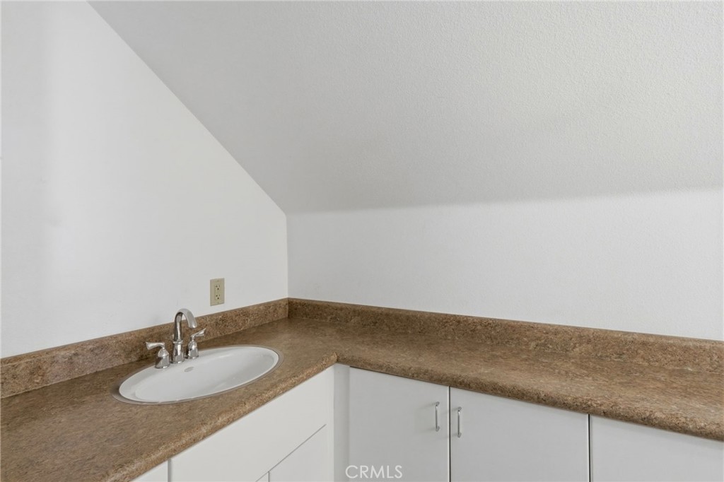 1203 N Tommy Ct, Visalia, CA 93291