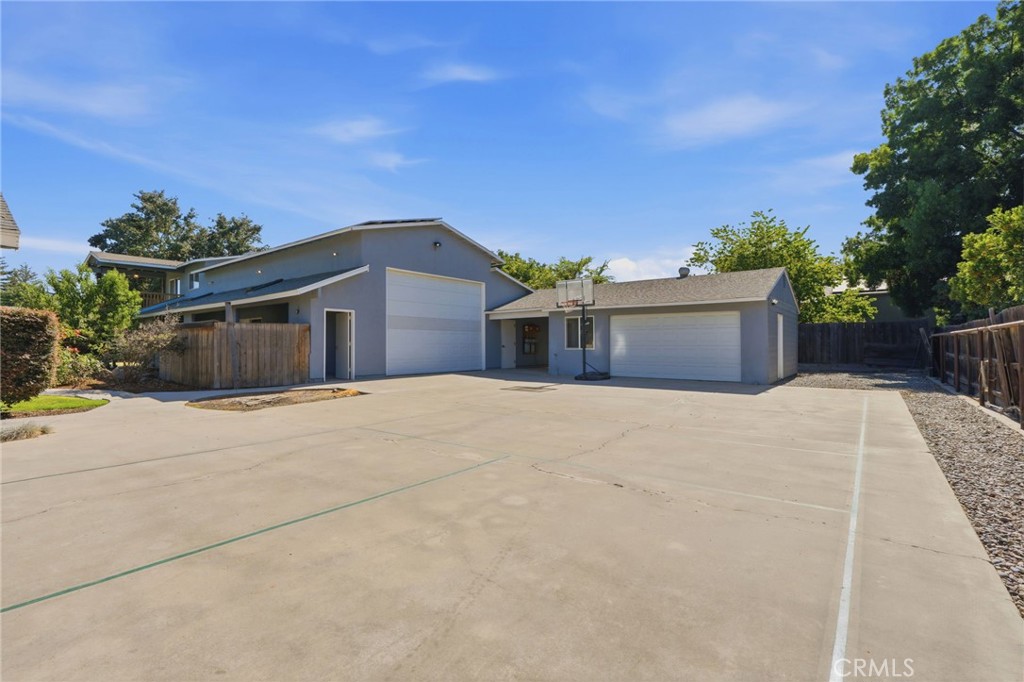 1203 N Tommy Ct, Visalia, CA 93291