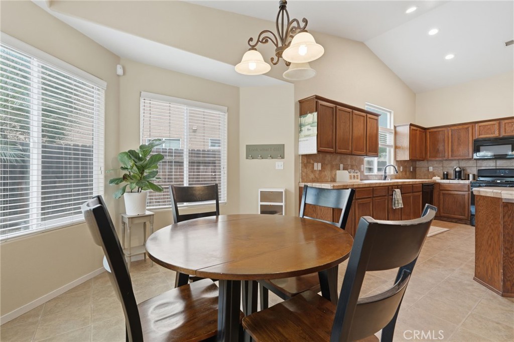 4225 W Ceres Ct, Visalia, CA 93291