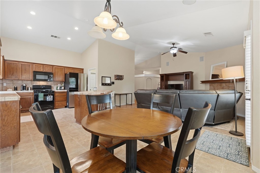 4225 W Ceres Ct, Visalia, CA 93291