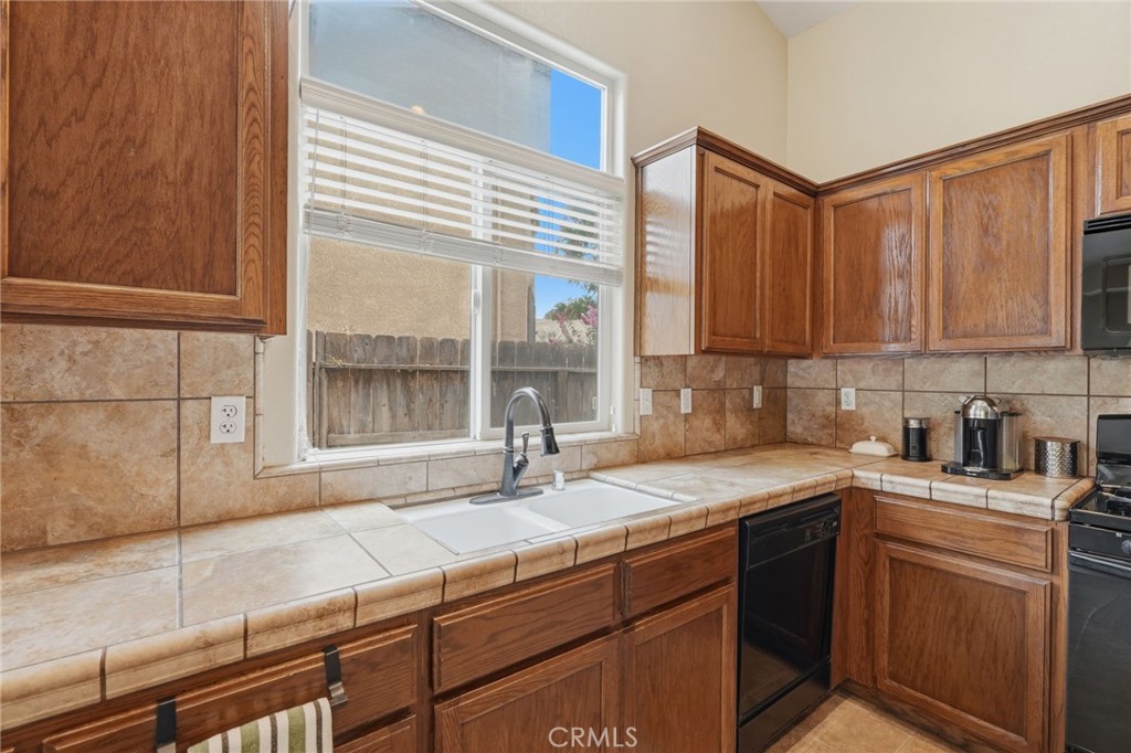 4225 W Ceres Ct, Visalia, CA 93291