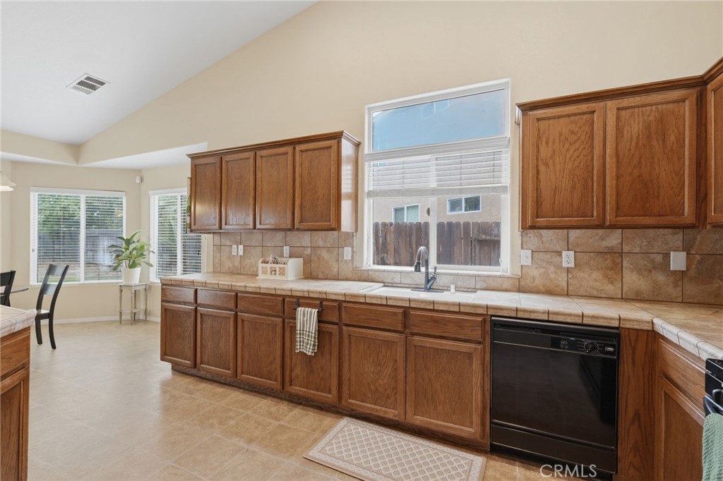 4225 W Ceres Ct, Visalia, CA 93291