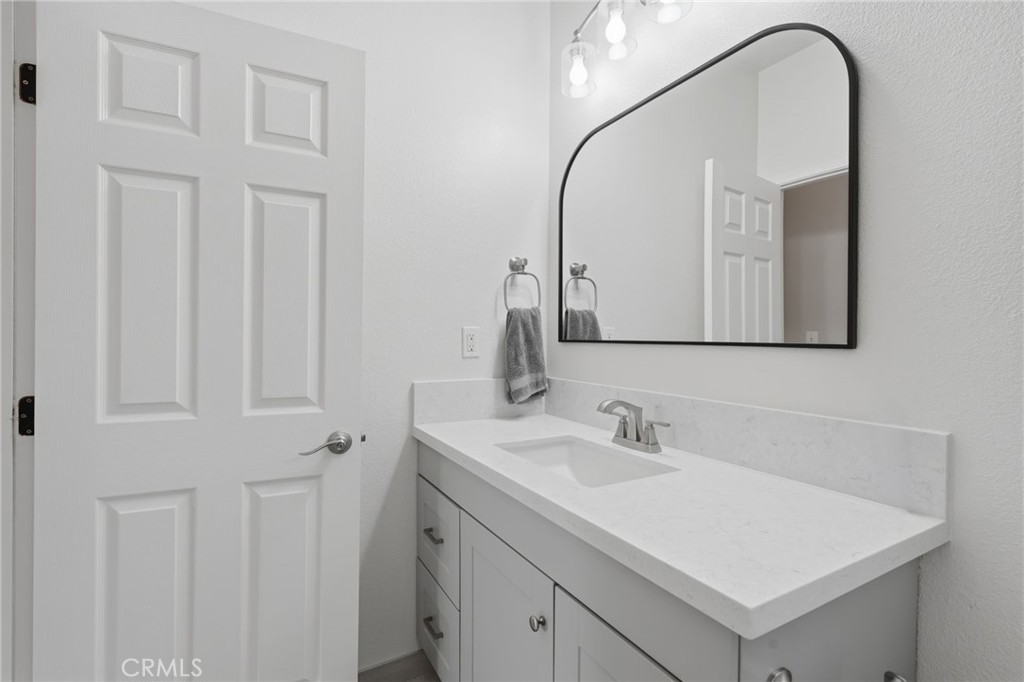 4225 W Ceres Ct, Visalia, CA 93291