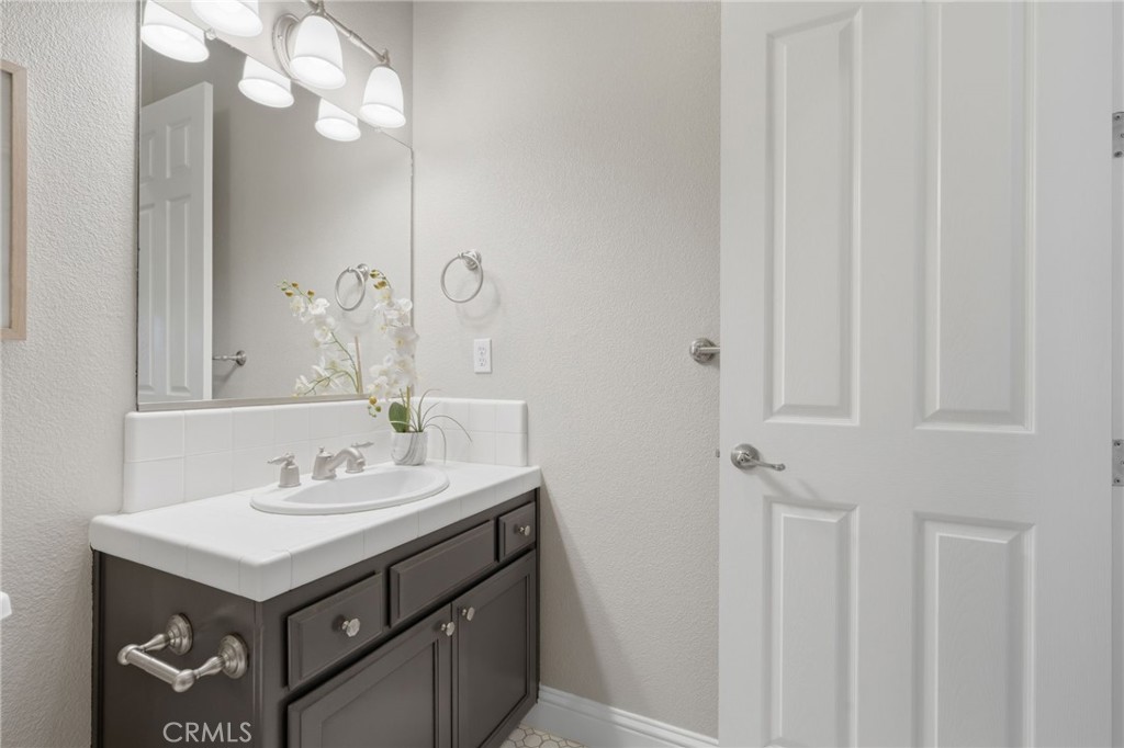 210 N Denton Ct, Visalia, CA 93291