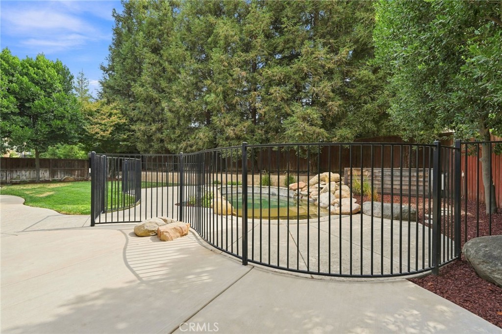 210 N Denton Ct, Visalia, CA 93291