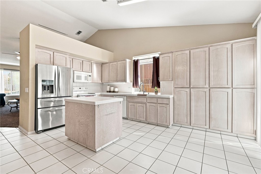 1601 N Eaton, Dinuba, CA 93618