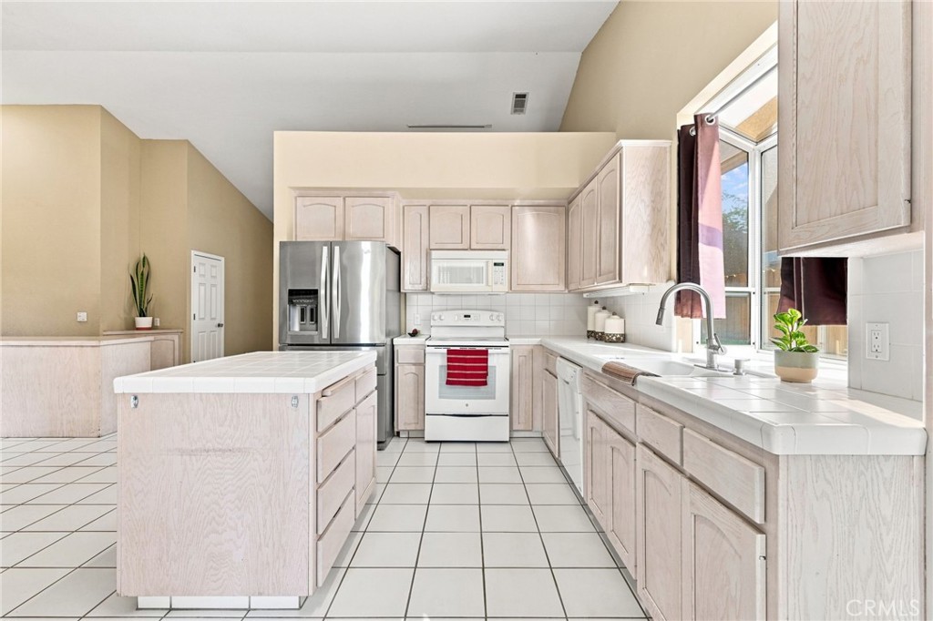 1601 N Eaton, Dinuba, CA 93618