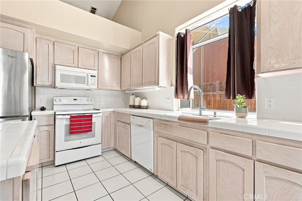 1601 N Eaton, Dinuba, CA 93618