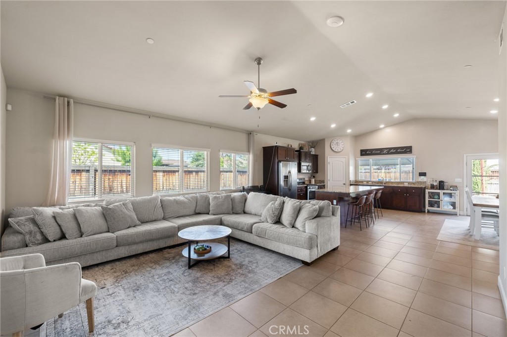 9500 Laurelwood Ct, Shafter, CA 93263