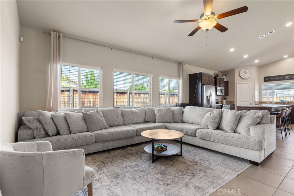 9500 Laurelwood Ct, Shafter, CA 93263