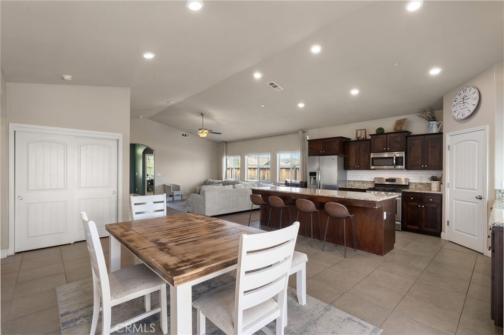 9500 Laurelwood Ct, Shafter, CA 93263