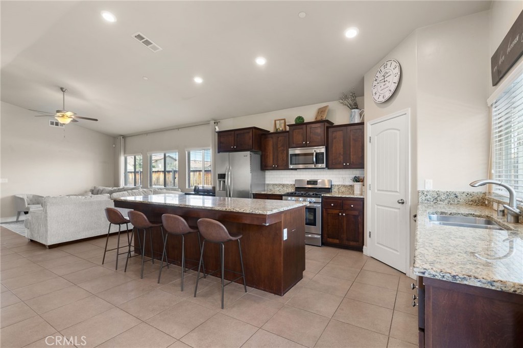 9500 Laurelwood Ct, Shafter, CA 93263