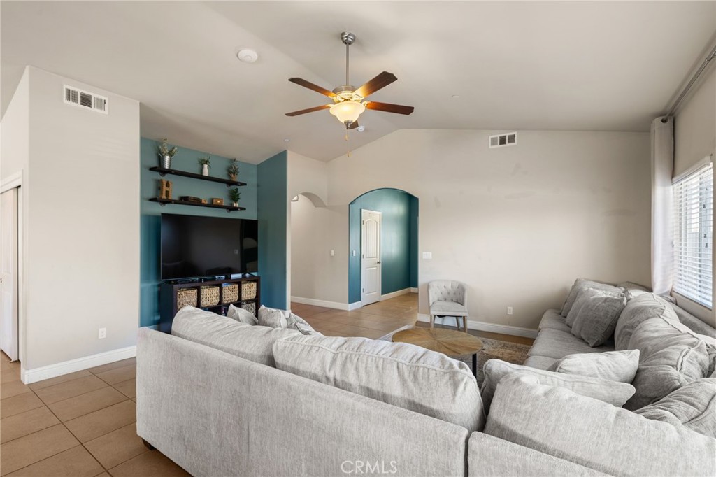 9500 Laurelwood Ct, Shafter, CA 93263
