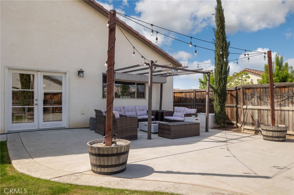 9500 Laurelwood Ct, Shafter, CA 93263