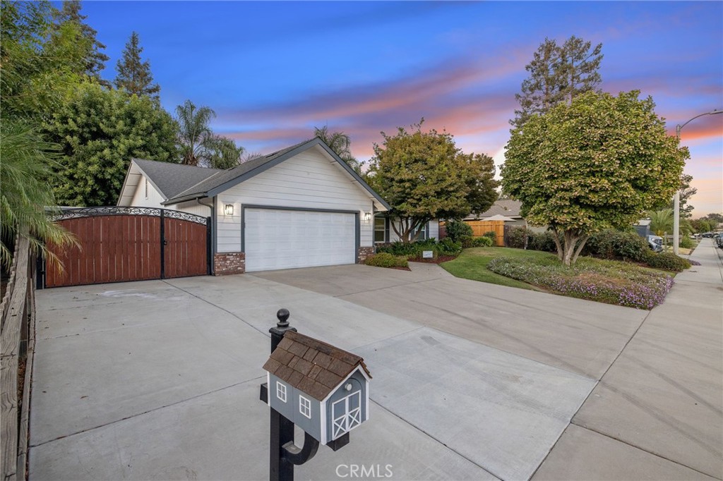 2632 E Paradise, Visalia, CA 93292