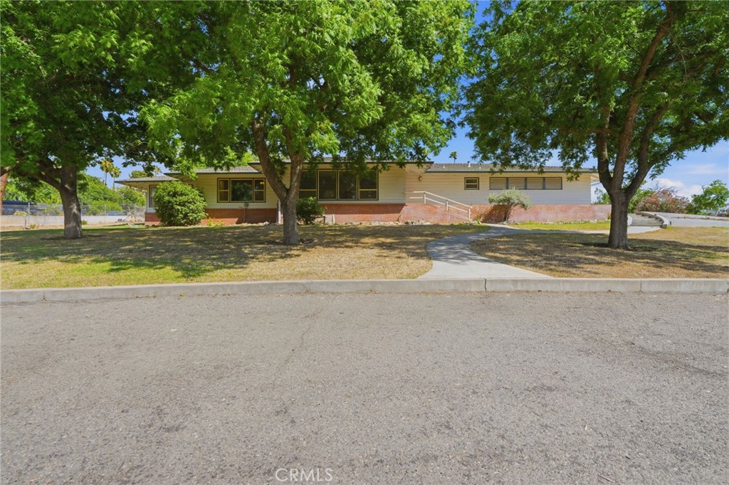 84 S Park St, Porterville, CA 93257