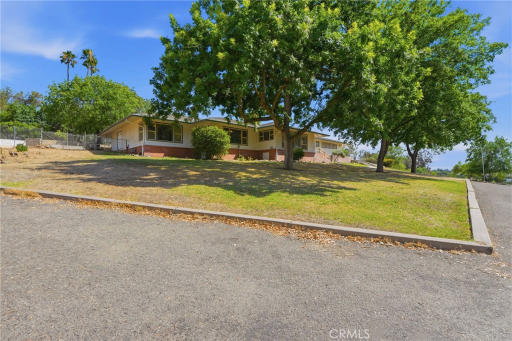 84 S Park St, Porterville, CA 93257
