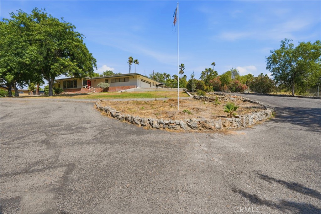 84 S Park St, Porterville, CA 93257