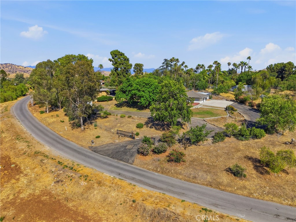 84 S Park St, Porterville, CA 93257