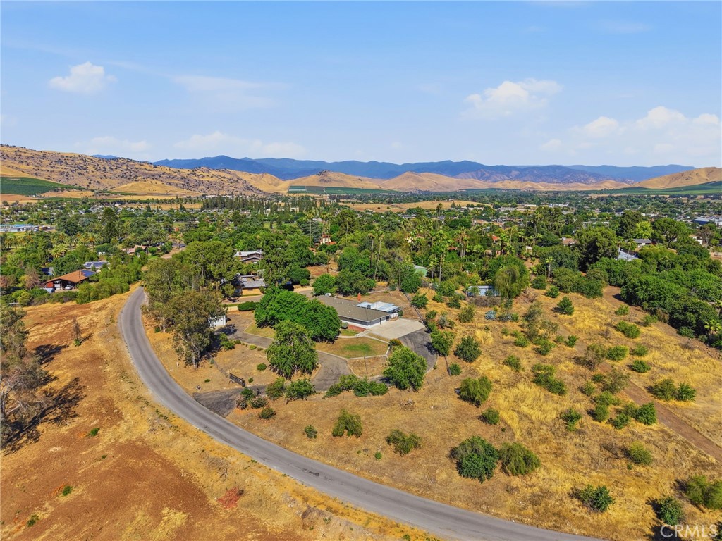 84 S Park St, Porterville, CA 93257