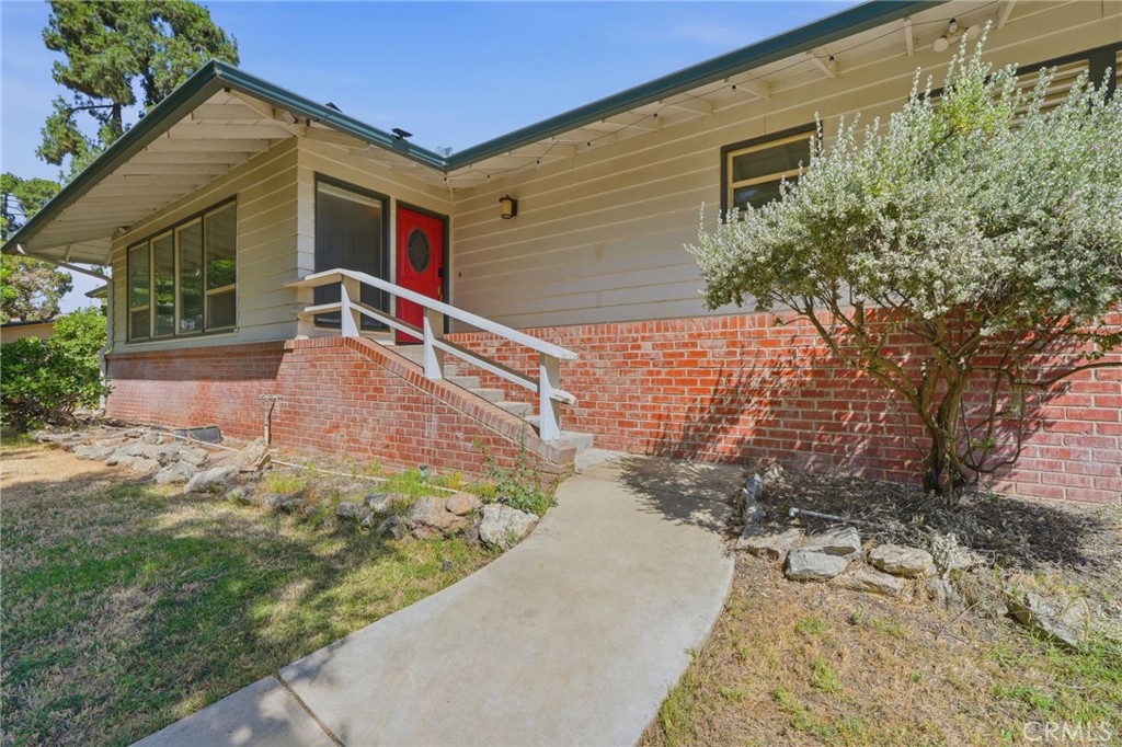 84 S Park St, Porterville, CA 93257