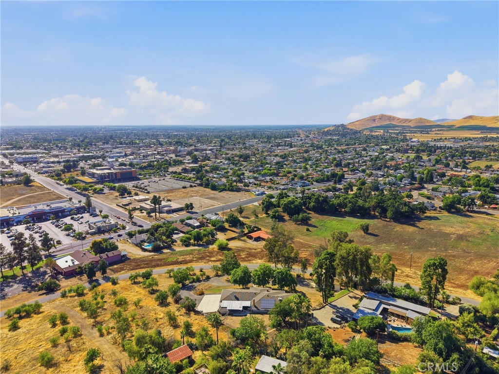 84 S Park St, Porterville, CA 93257