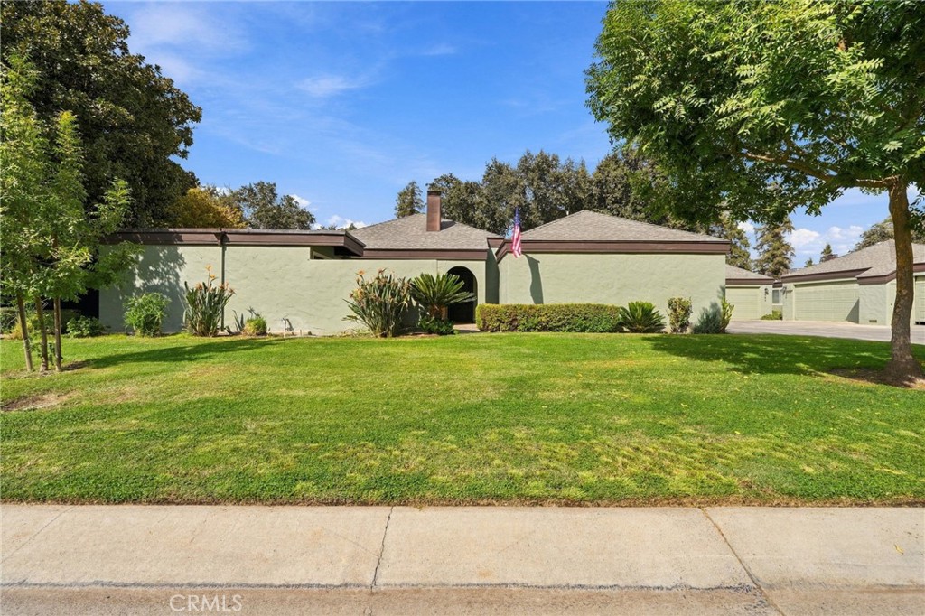 2950 W Border Links Dr, Visalia, CA 93291