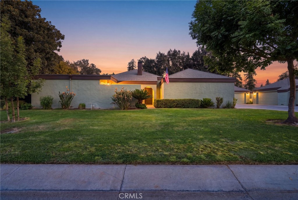 2950 W Border Links Dr, Visalia, CA 93291