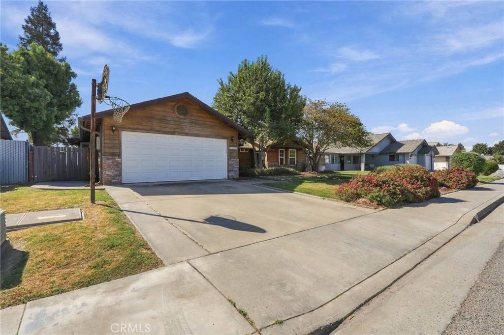 2149 W Della, Porterville, CA 93257