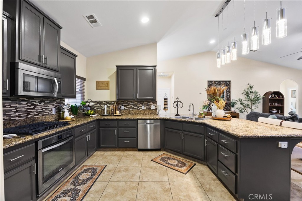 917 Newcastle Ct, Shafter, CA 93263