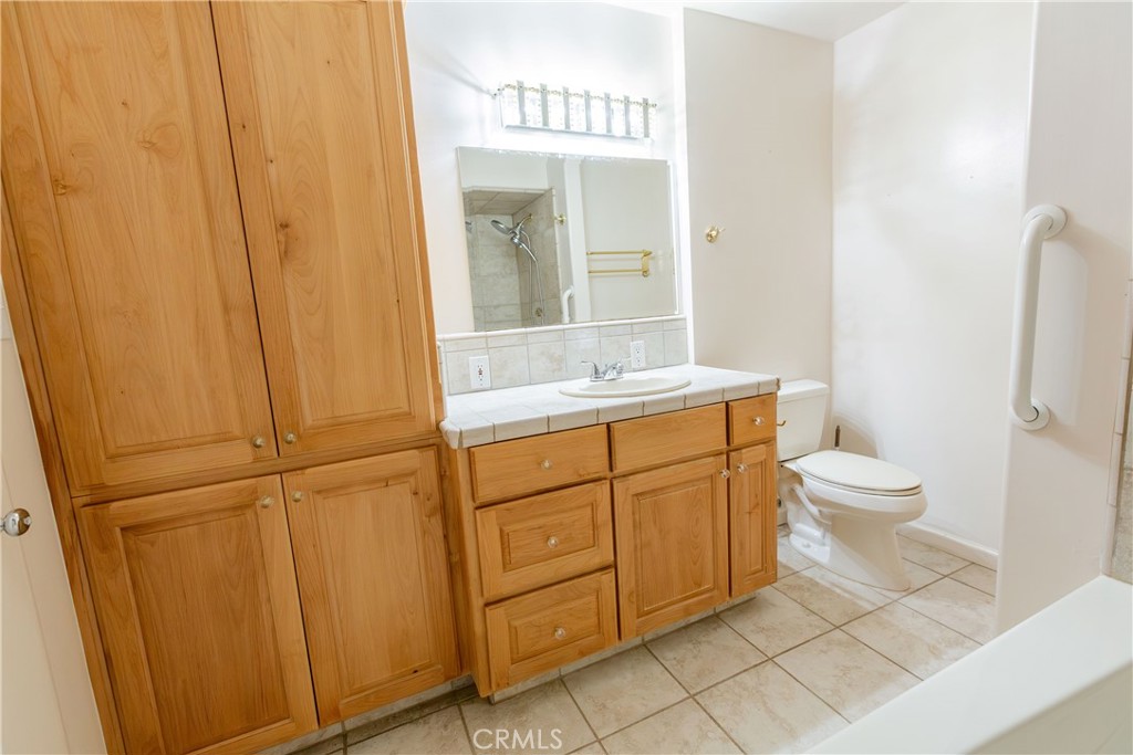 2440 E Howard, Visalia, CA 93292