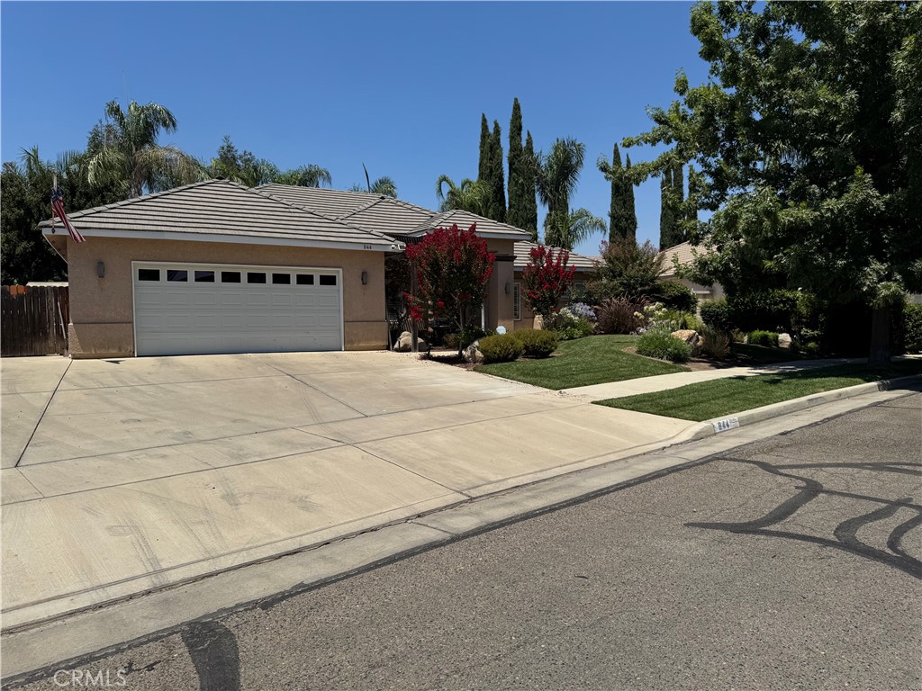 844 Park Place Dr, Exeter, CA 93221