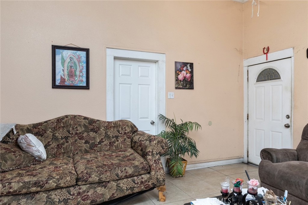 1031 K, Reedley, CA 93654