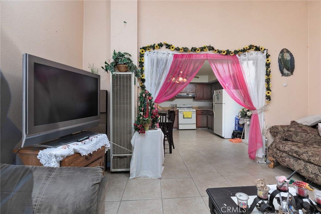 1031 K, Reedley, CA 93654