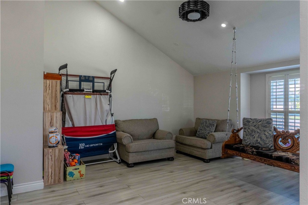 1042 Robinson Ct, Hanford, CA 93230
