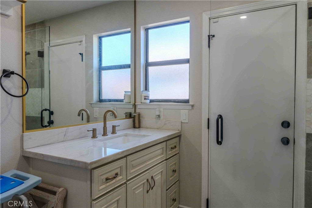 1042 Robinson Ct, Hanford, CA 93230