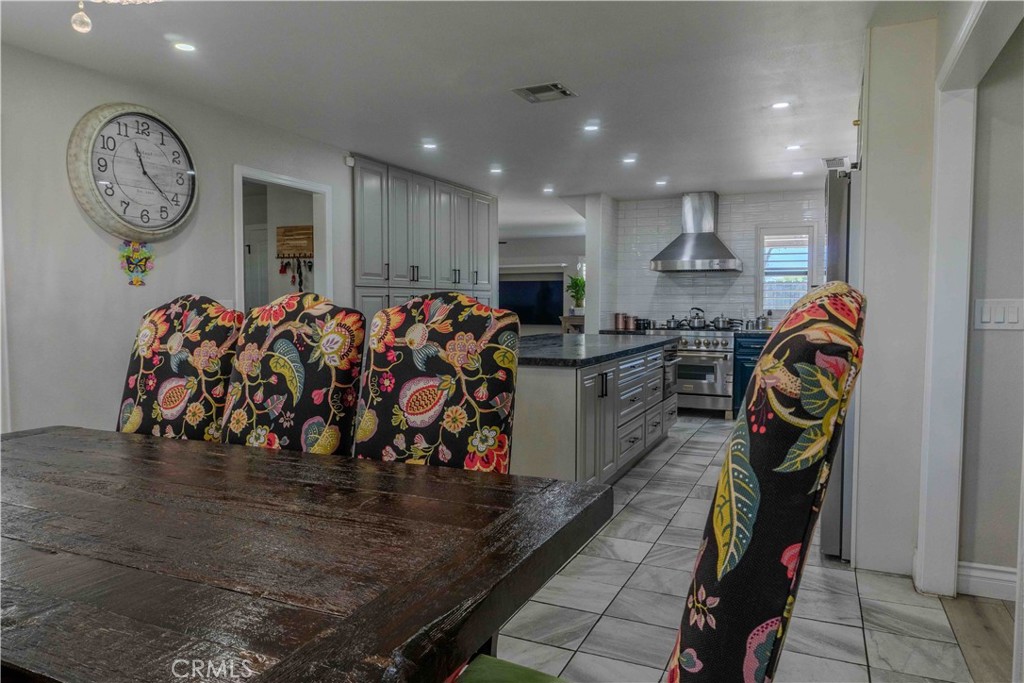 1042 Robinson Ct, Hanford, CA 93230