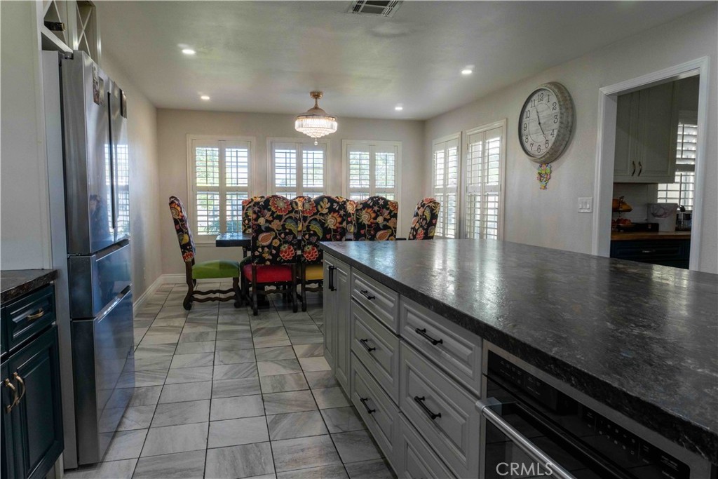 1042 Robinson Ct, Hanford, CA 93230