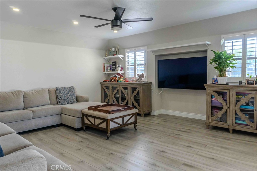 1042 Robinson Ct, Hanford, CA 93230