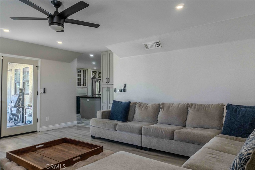 1042 Robinson Ct, Hanford, CA 93230