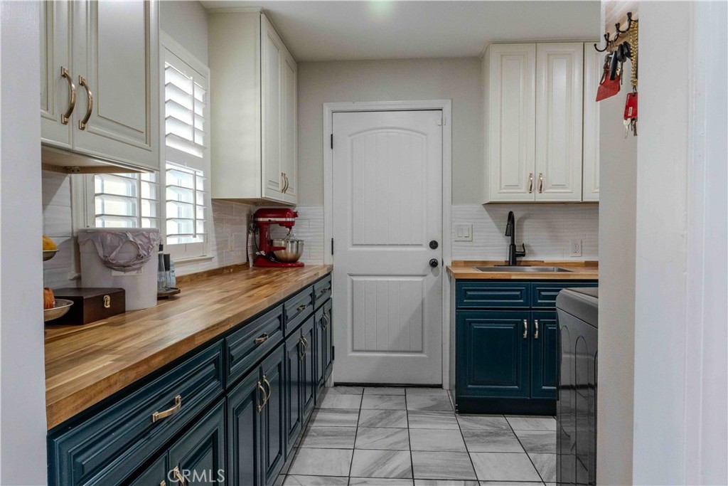 1042 Robinson Ct, Hanford, CA 93230
