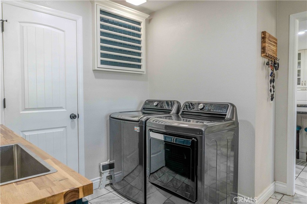 1042 Robinson Ct, Hanford, CA 93230