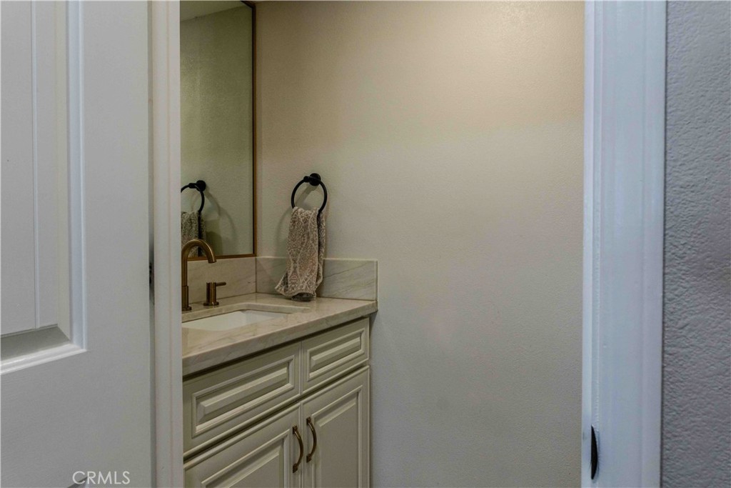 1042 Robinson Ct, Hanford, CA 93230