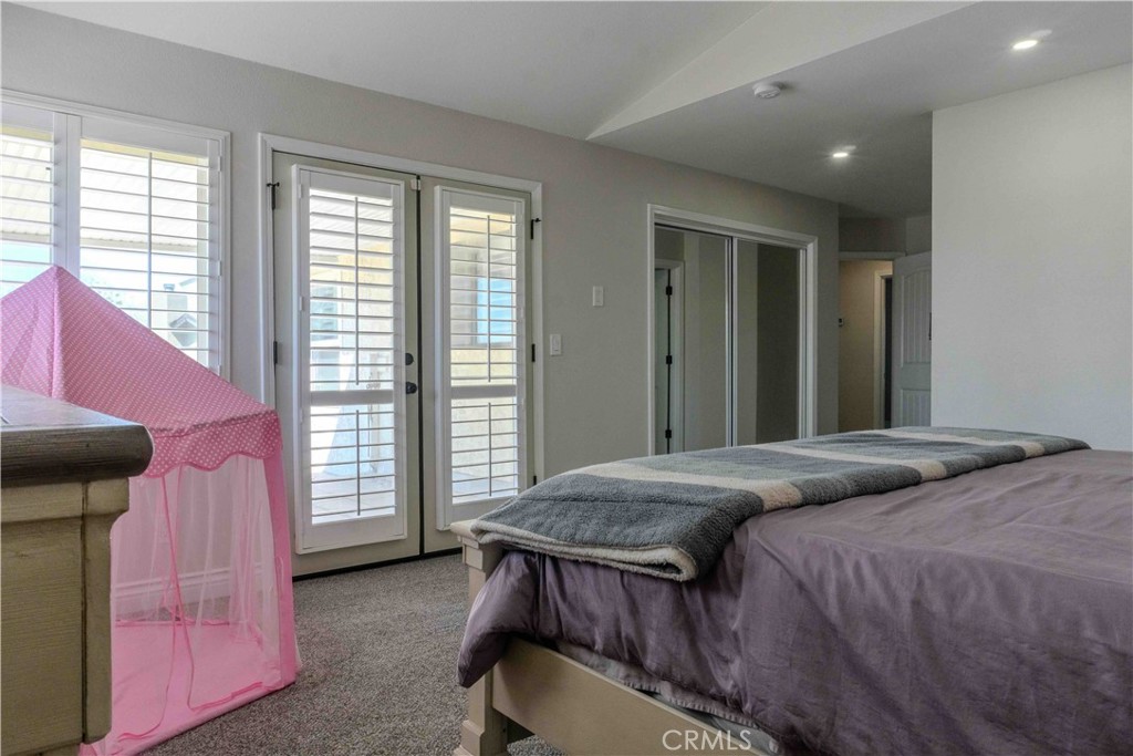 1042 Robinson Ct, Hanford, CA 93230